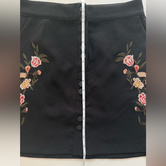3/$25✨Vintage Black Floral Embroidered High-Waisted Mini Skirt – with pockets - Picture 10 of 12